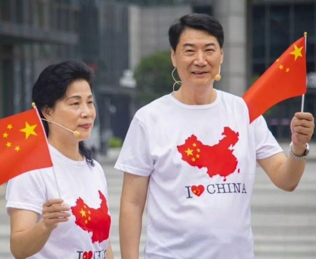 主唱之一:沪办副主任王献忠(右)、沪办办公室主任杨丹敏(左) 主唱之一:沪办副主任王献忠(右)、沪办办公室主任杨丹敏(左)